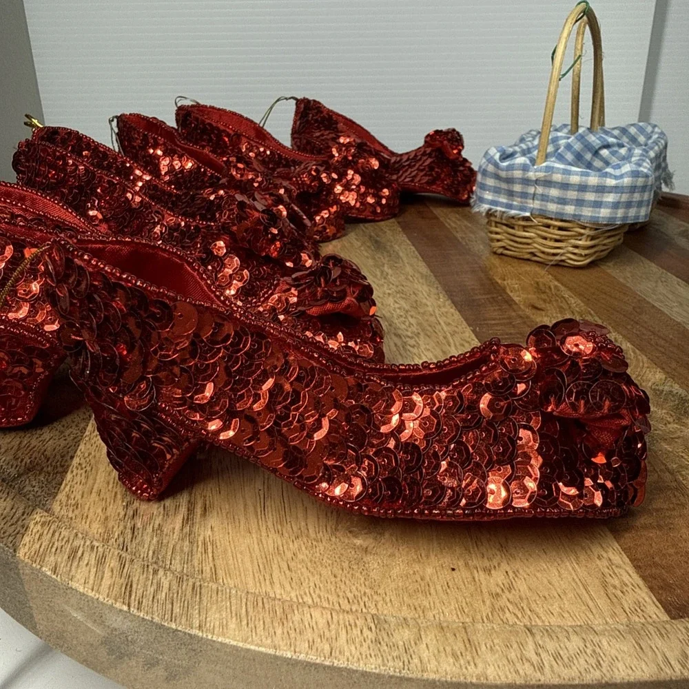Wizard Of Oz (5) Wicker/Gingham Baskets & (8) Sequined Ruby Slippers Ornaments - Picture 2 of 12